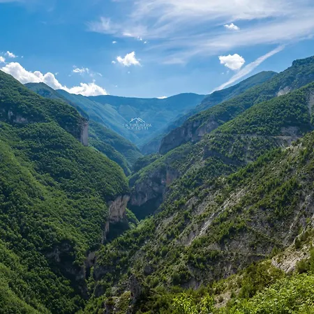 La Finestra Sui Tetti Bed & Breakfast 3*