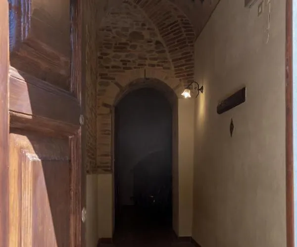 La Finestra Sui Tetti Bed and Breakfast 3*